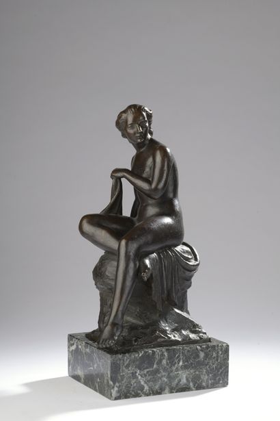 null Pierre-Marie Poisson (1876-1953)

Baigneuse assise

Bronze à patine brune

Signé...