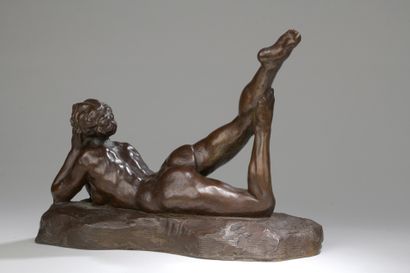 null Jacques Loysel (1867-1925) 

Nu allongé sur le ventre

Bronze à patine brune,...