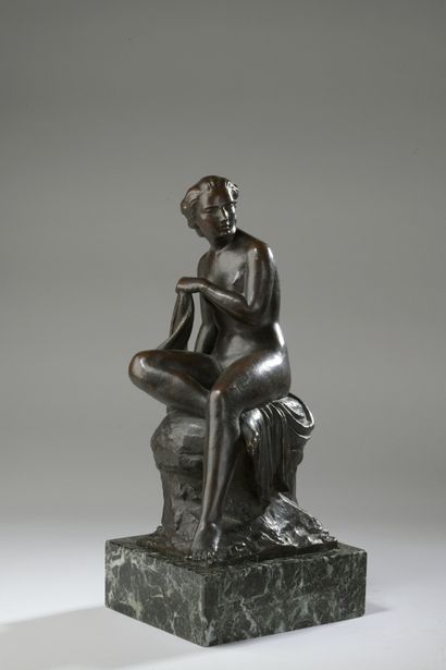 null Pierre-Marie Poisson (1876-1953)

Baigneuse assise

Bronze à patine brune

Signé...