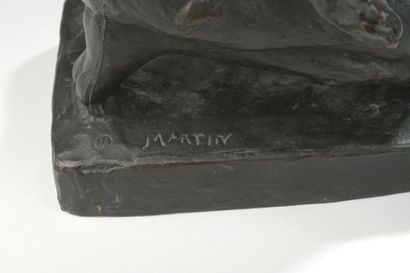 null Raymond Martin (1910-1992) 

Femme agenouillée

Bronze à patine brune

Signé...