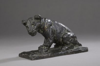 null Roger Godchaux (1878-1958) 

Lionceau assis

Épreuve en bronze

Signée sur la...