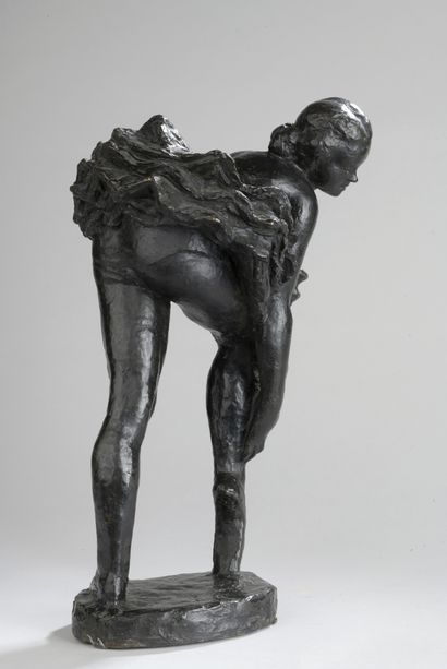 null Léon Mouradoff (1893-1980) 

La danseuse

Epreuve en bronze à patine brun foncé....