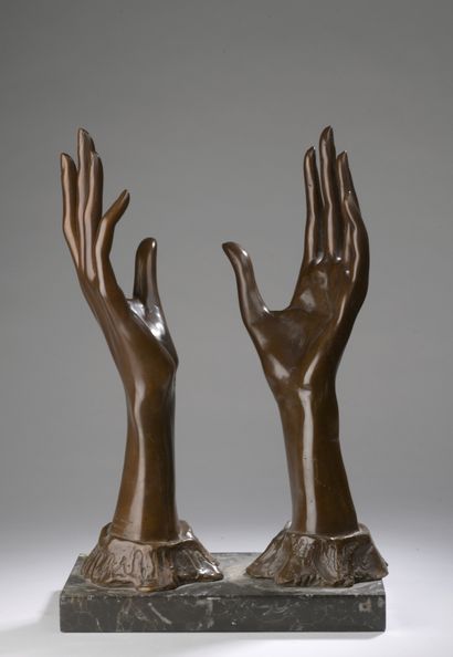 null MAN RAY (1890-1976)

Solitaire (hands free), 1971

Bronze with brown patina...