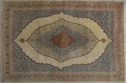 null LARGE HERIZ RUG with four concentric medallions with floral decoration on red,...