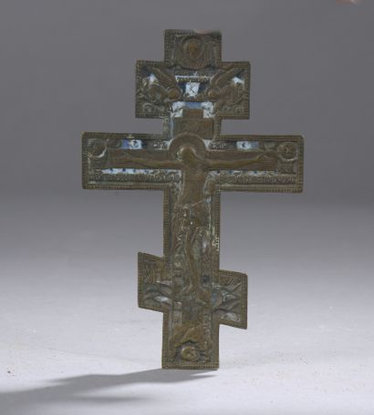 Croix orthodoxe en bronze doré émaillé 
Russie,...