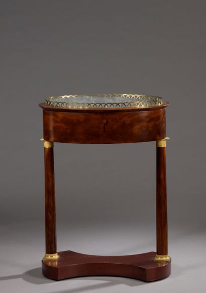 null Oval JARDINIERE in flamed mahogany veneer.

Two columnar uprights with gilt...