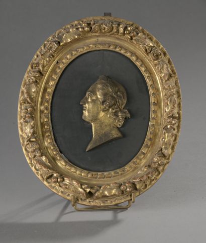 MEDAILLON orné d’un profil de Louis XV en...
