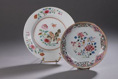 null CHINE

UN PLAT ET UNE ASSIETTE creuse à décor polychrome de la famille rose,...