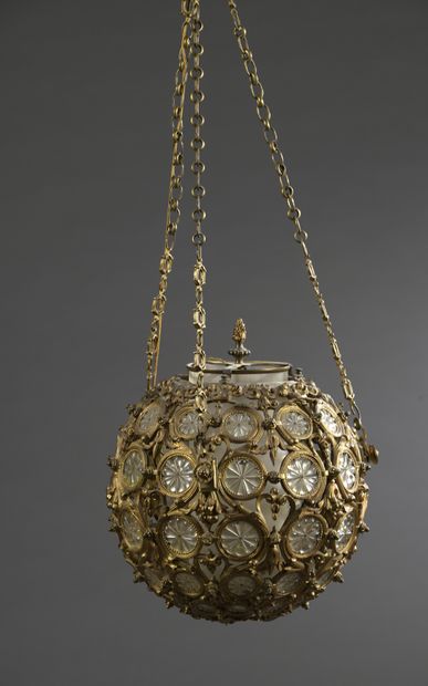 null SPHERICAL SUSPENSION in gilt bronze and glass rosettes decorated with foliage...