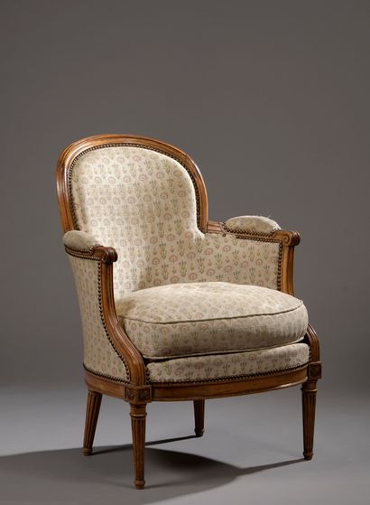 null Convertible shepherd's chair with medallion back in molded beech.

Fluted tapered...