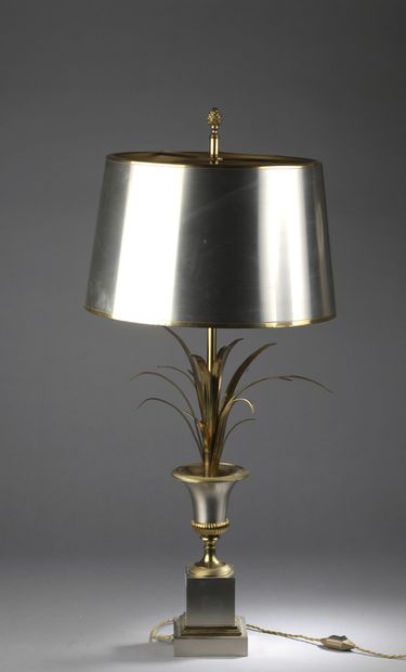 null CHARLES HOUSE 

LAMP in metal and gilded metal decorated with foliage in a Medici...