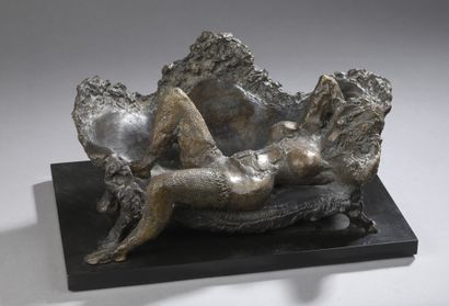null Blasco MENTOR (1919-2003)

Femme allongée sur un canapé 

Epreuve en bronze...