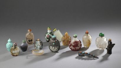 null LOT OF THIRTEEN TABATIER BOTTLES: two in glass overlay, four in agate, one in...
