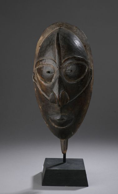 null MASK, Vokeo Island, Papua New Guinea

Wood with a glossy black-brown patina.

H....