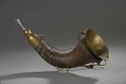 null HUNTING HORN in brass, covered with leather and engraved Millereau - Schoenaers...