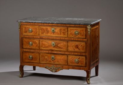 null COMMODE in rosewood veneer in frames of nets and amaranth. It opens to three...