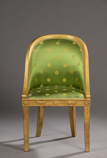null GONDOLE CHAIR in gilded wood decorated with foliage and flowers. Feet in saber.

Stamped...