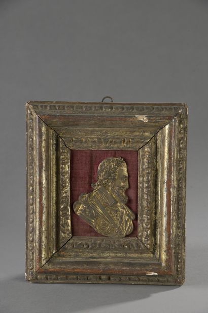 PROFIL D’HENRI IV en bronze doré, ciselé...