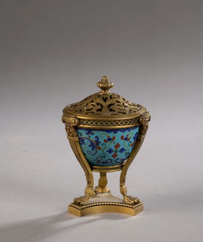 null SMALL POT-POURRI CUP in enamelled copper with floral decoration. Tripod mounting...