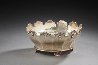 null Silver canopy 2nd title 800‰, of oval form, Regency style.

Dim. 24 x 27,50...