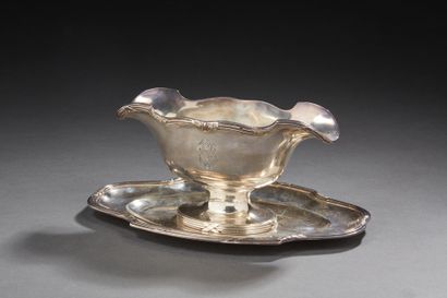 null Sauce boat in silver 1st title 950‰ and its tray the edges with nets, acanthus...