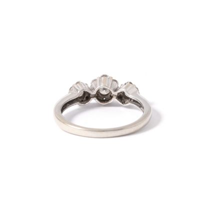 null 18K white gold 750‰ ring, adorned with three fleurette motifs, one of which...