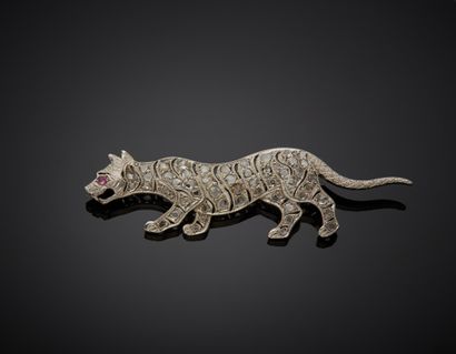 Platinum 850‰ brooch, in the form of a feline,...