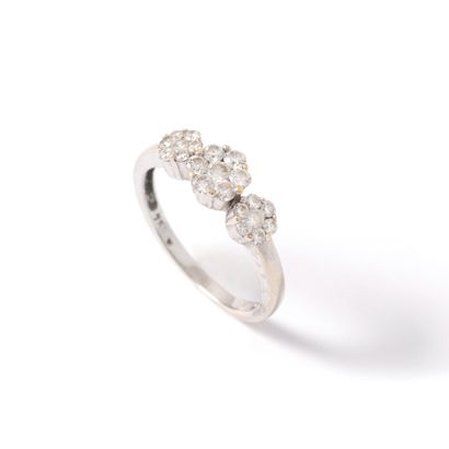 null 18K white gold 750‰ ring, adorned with three fleurette motifs, one of which...