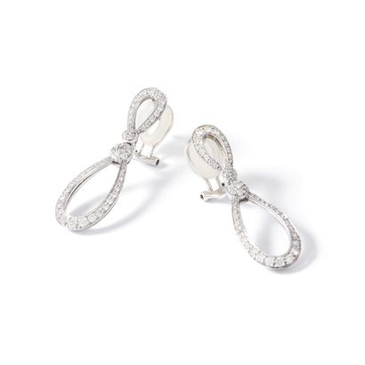 null Pair of 18K white gold 750‰ earrings, hinged, adorned with two ovoid motifs...