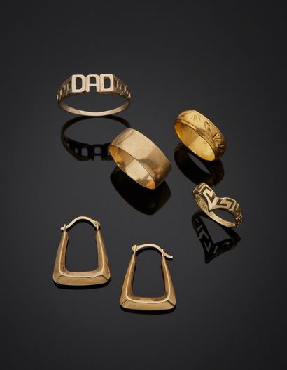 null 
Lot comprising four wedding bands two in 9K yellow gold 375‰, one in 14K gold...