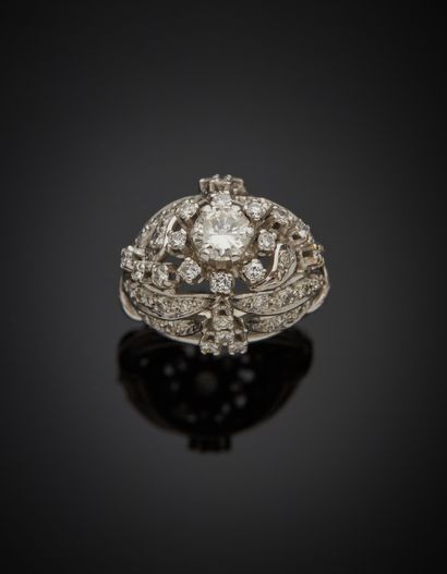 null Bague dôme en or gris 14K 585‰, ornée en son centre d’un diamant de taille brillant...