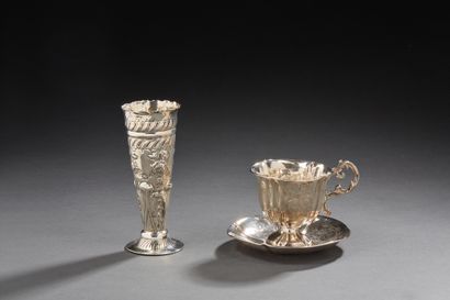 null Lot including a silver cup and saucer 1st title 925‰, engraved with flowers...