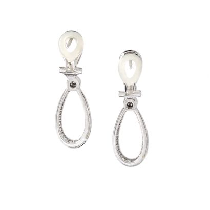 null Pair of 18K white gold 750‰ earrings, hinged, adorned with two ovoid motifs...