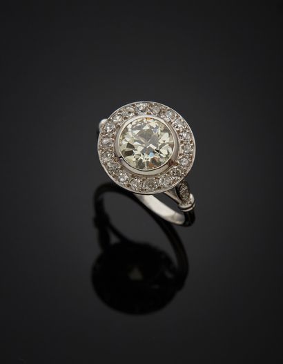null 18K white gold 750‰ round ring, adorned at its center with an old-cut diamond...