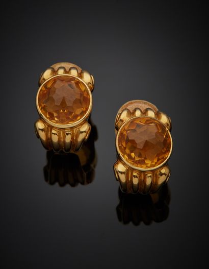 null FRED - A pair of 18K yellow gold 750‰ ear clips, adorned at their center with...