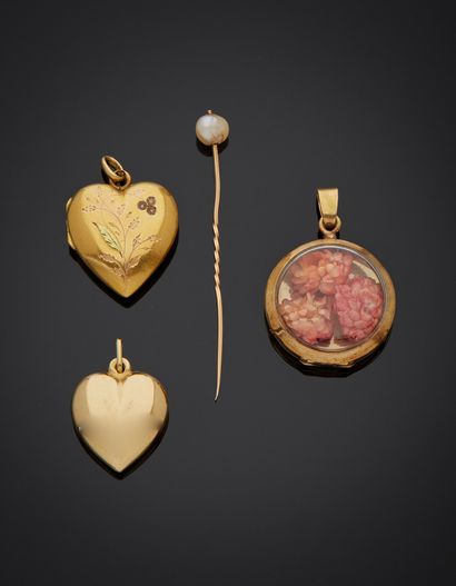 null Lot comprising two 18K yellow gold 750‰ heart pendants, one of which is open,...