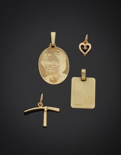 null Lot including two 14K yellow gold 585‰ medals and two pendants, a heart set...