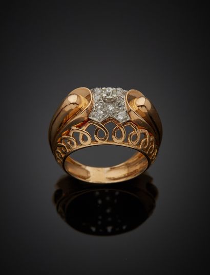 null An 18K yellow gold 750‰ and platinum 850‰ ring, set with old-cut and rose-cut...