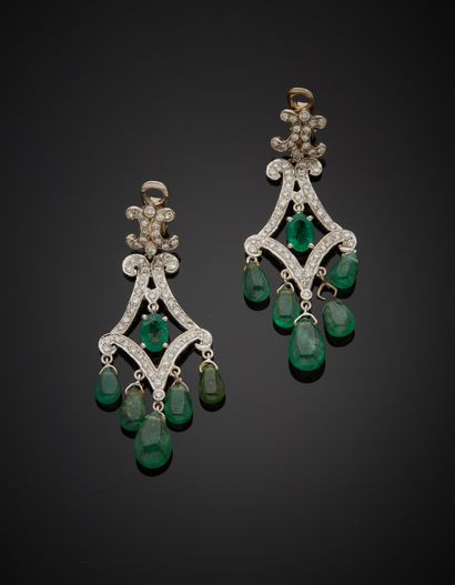 null Pair of 18K white gold 750‰ girandole-shaped earrings adorned with emerald tassels...