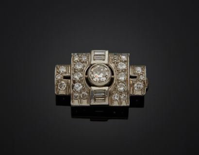 null 18K white gold 750‰ brooch, adorned at its center with an old-cut diamond in...