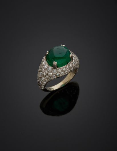 null 18K white gold 750‰ band ring, set with an oval cabochon-cut emerald (treated),...