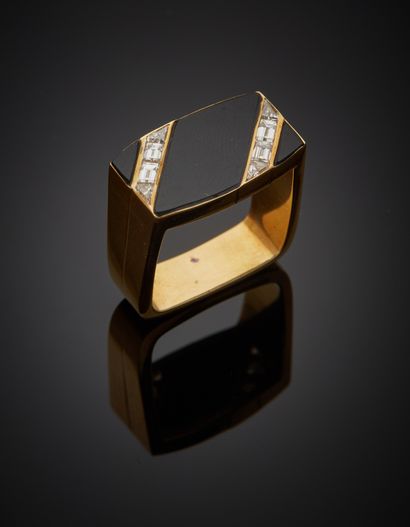 null P. G. BRUN - Chevalière in 18K yellow gold 750‰, square in section, the barrel-shaped...
