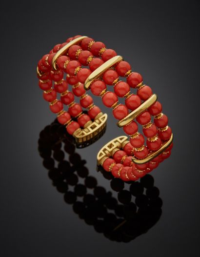 null Rigid open bracelet in 18K yellow gold 750‰, composed of three rows of coral...