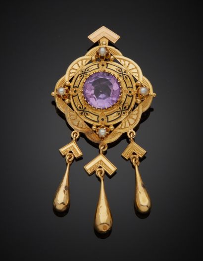 null Polylobed brooch in 18K yellow gold 750‰, adorned in its center with a round...