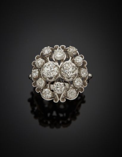 null Platinum ring 850‰, adorned with an openwork design of scroll motifs set with...