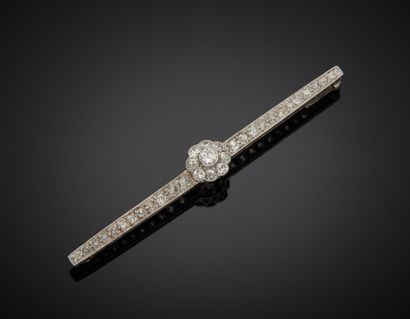null 14K white gold 585‰ barrette brooch, adorned with a line of old-cut diamonds,...