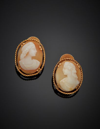 Pair of 18K yellow gold 750‰ ear clips, adorned...