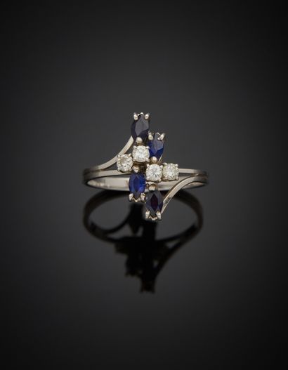 null 18K white gold 750‰ ring, adorned with navette-cut sapphires and brilliant-cut...