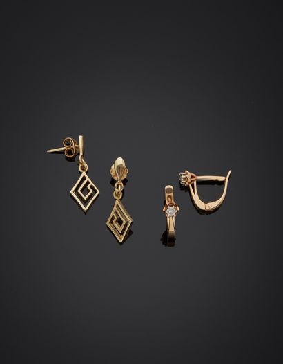null Lot including:

- a pair of 14K yellow gold 585‰ earrings, decorated with pierced...
