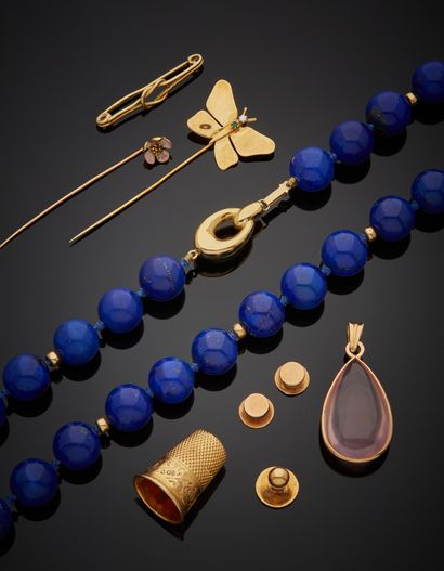 null Lot comprenant :

– un collier choker en perles de lapis-lazuli, fermoir en...